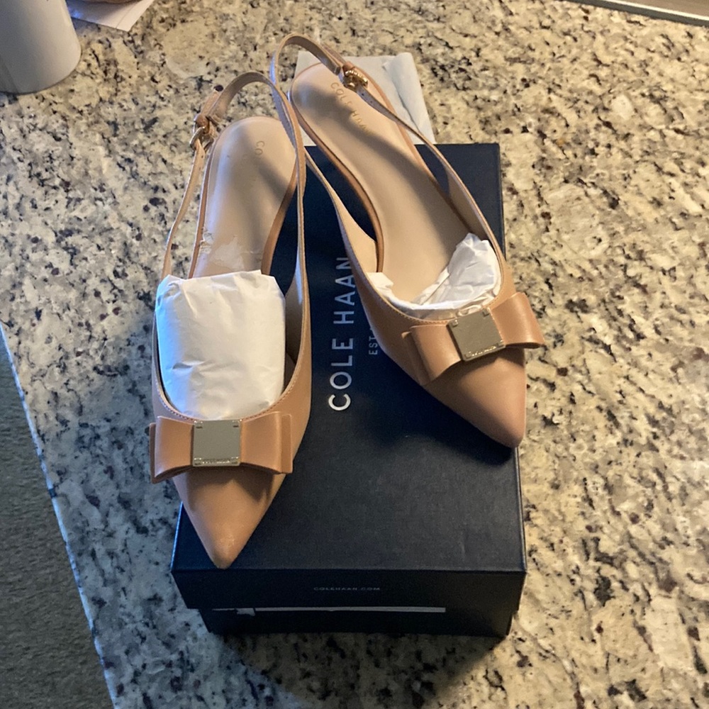 Kitten heel, sling-back pumps in a beautiful, buttery dusty pink leather! Sz 7.5